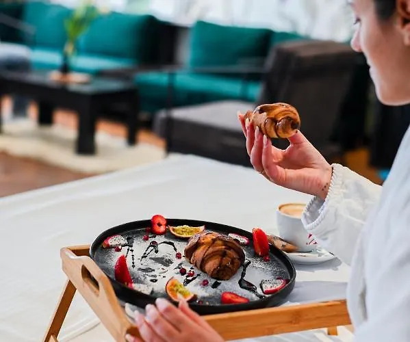 Royal G Max Отель Голем