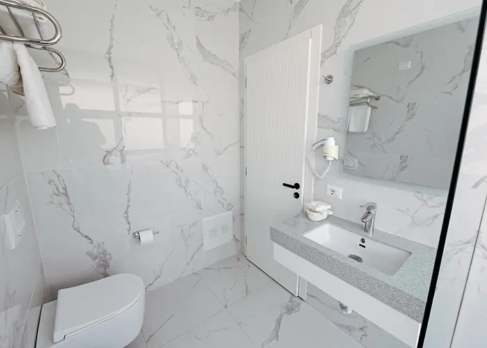 Отель Royal G Max Голем